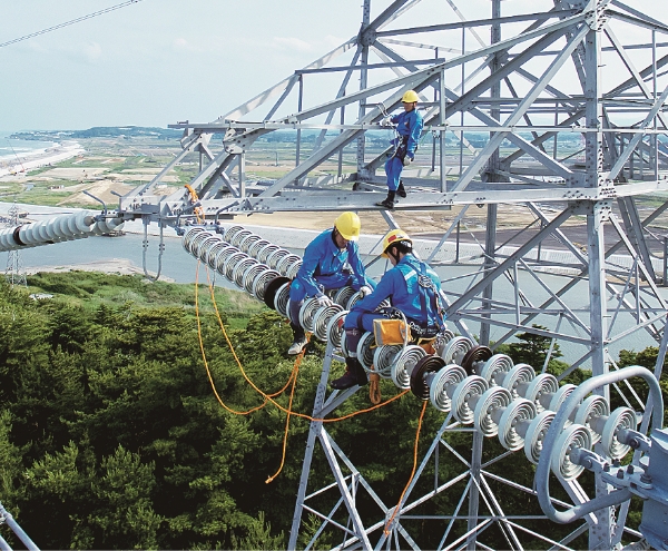 送電鉄塔上での訓練