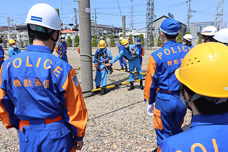 当社社員が高所作業の基本動作や安全確認の必要性を説明1