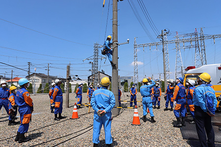 当社社員が高所作業の基本動作や安全確認の必要性を説明2