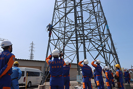 当社社員が高所作業の基本動作や安全確認の必要性を説明3