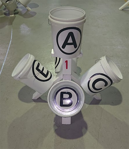 バケツに記載されたアルファベットをドローンで撮影 イメージ1