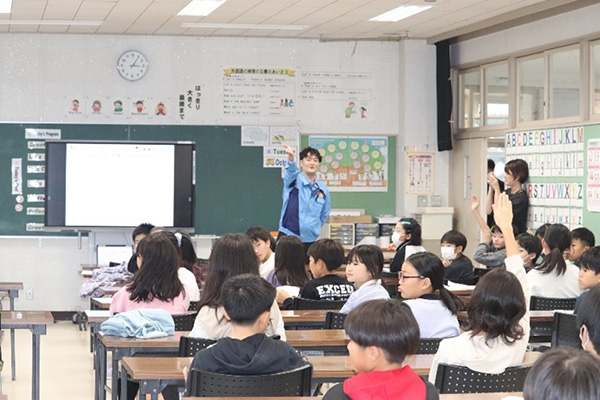 配電部門の仕事体験も！高所作業車・ドローン・配電資材に興味津々 イメージ3