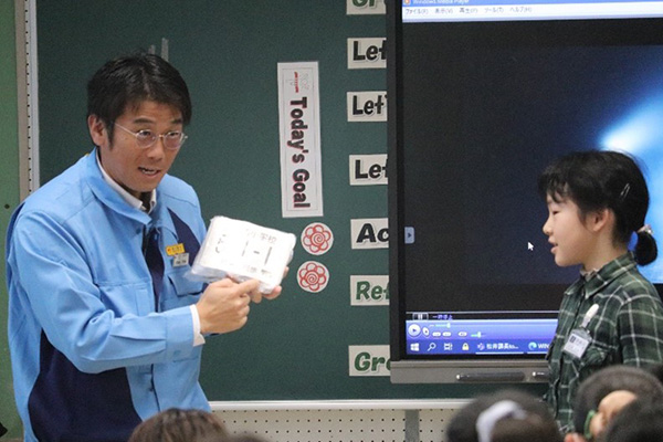 児童全員に特別な電柱札を贈呈！喜び広がる イメージ1