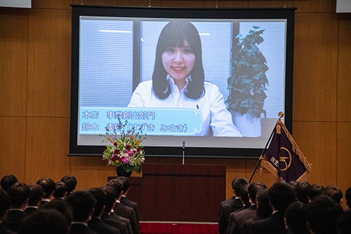 先輩社員によるビデオレター、ブランド動画を視聴 イメージ1