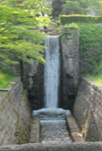 安積疏水湧水のモニュメント（麓山公園）
